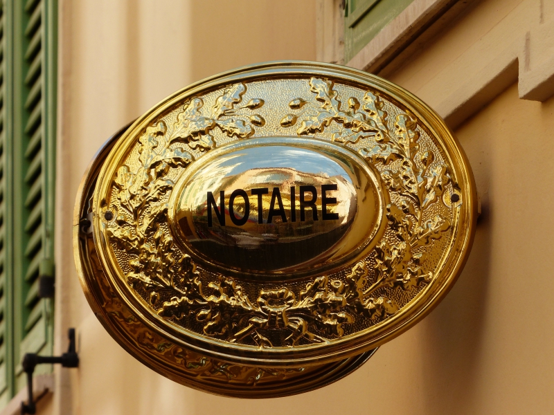 notaire-CHATEAUDOUBLE-min_advertising-golden-metal-money-lighting-brass-1013060-pxhere.com